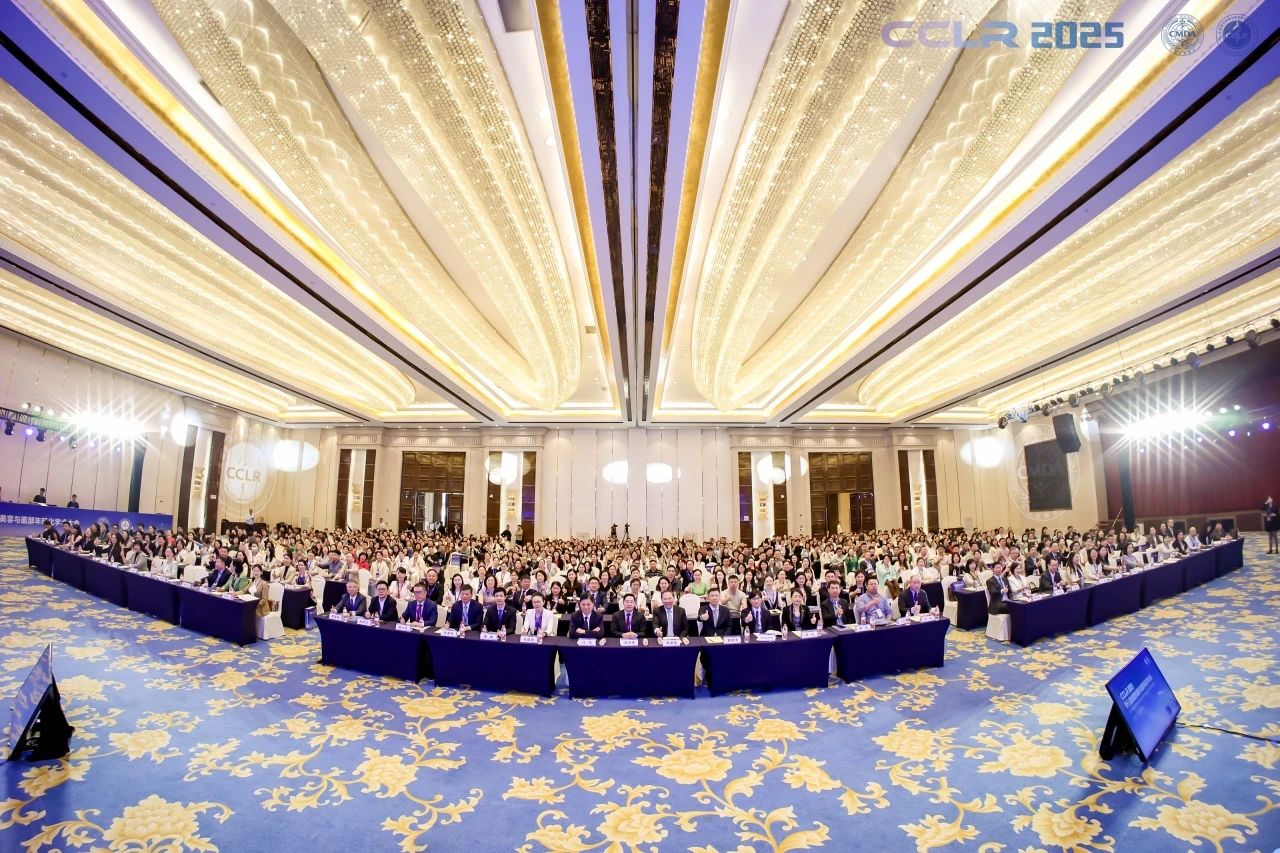 李勤教授擔任第十三屆全國激光美容與面部年輕化學術(shù)大會主席出席會議